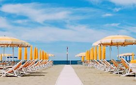 La Espanola Marina Di Massa